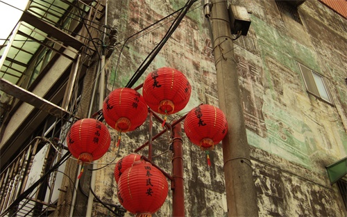 太阳能光伏板无人机清洗，请问光伏电板清洁有什么方法吗